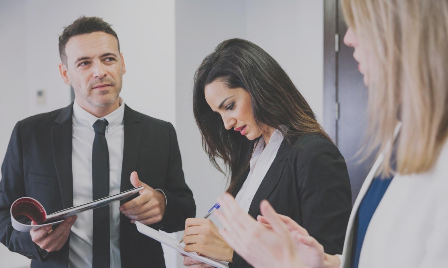 Profesionales analizando datos financieros